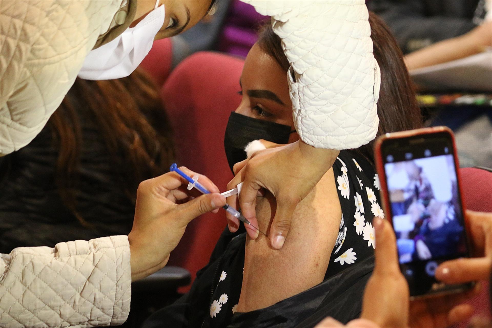Personal de salud aplica una vacuna contra covid en México (EFE)