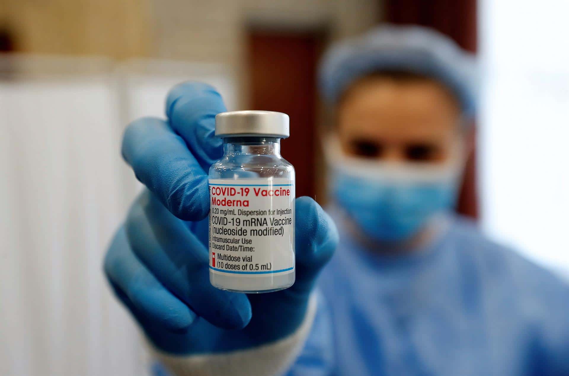 EEUU retrasa aprobación de vacuna covid de Moderna para jóvenes