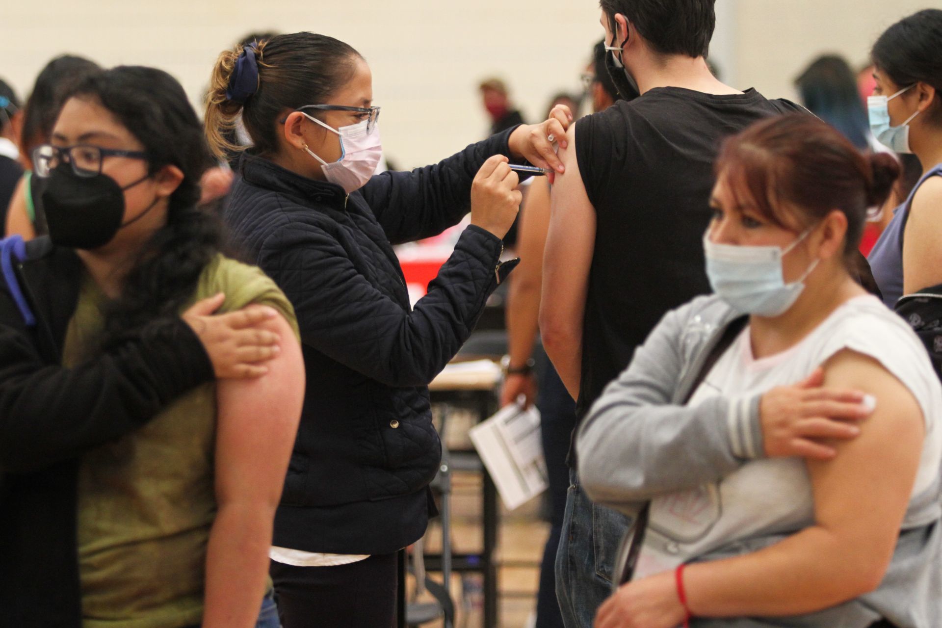 Jóvenes mayores de 18 años acudieron a recibir la segunda dosis de la vacuna Sinovac contra Covid-19 en el módulo de Vacunación en la Escuela Nacional Preparatoria 5 "José Vasconcelos", en la alcaldía Tlalpan