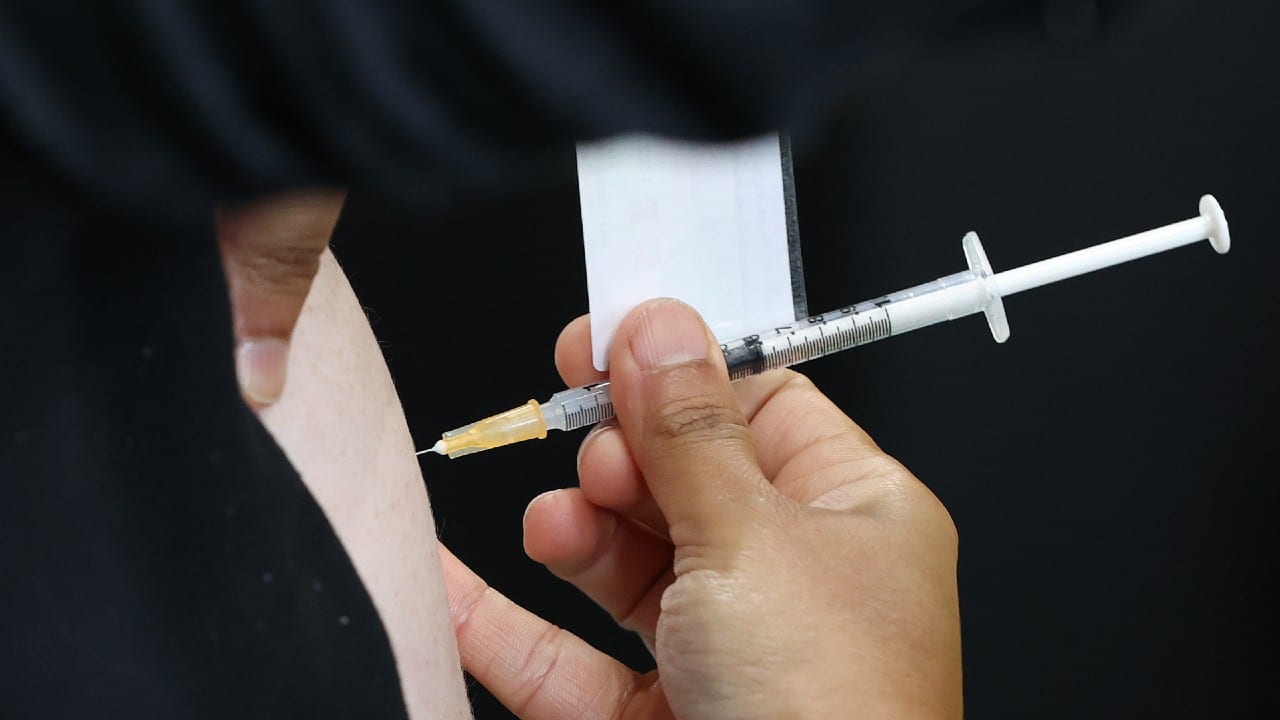 Vacunas covid protegen contra Delta, pero no frenan transmisión entre vacunados y no vacunados: The Lancet