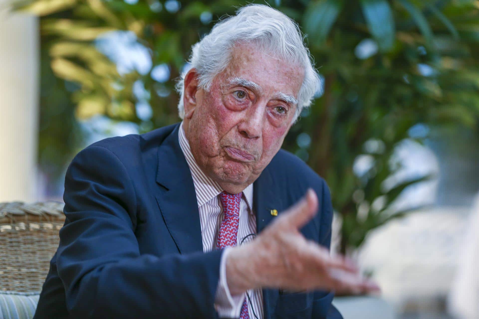 Vargas Llosa dice que ordenó declarar sus ingresos sin ninguna excepción