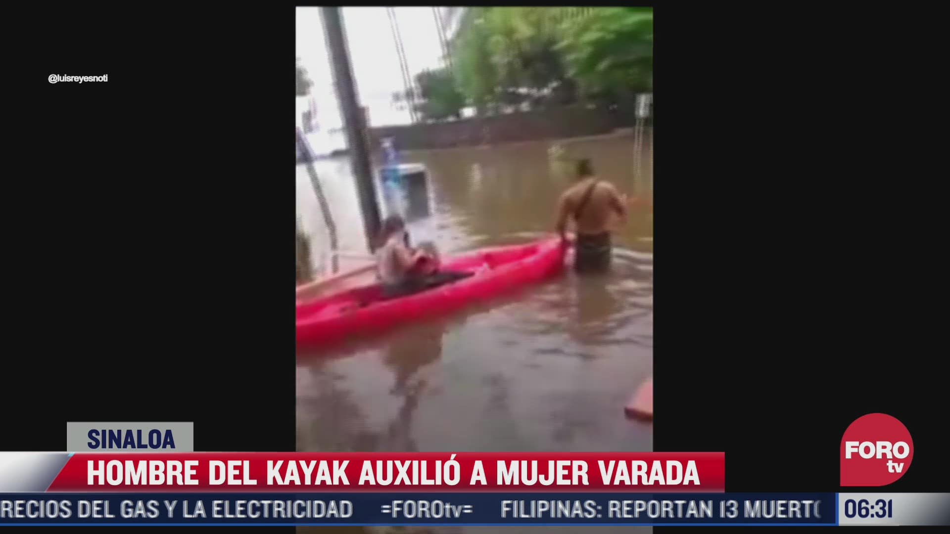video joven en kayak ayuda a personas a salir de calles inundadas en los mochis