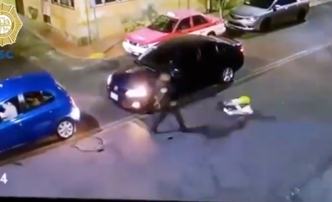 Video: Policía de CDMX impide robo a automovilista con réplica de arma de fuego.
