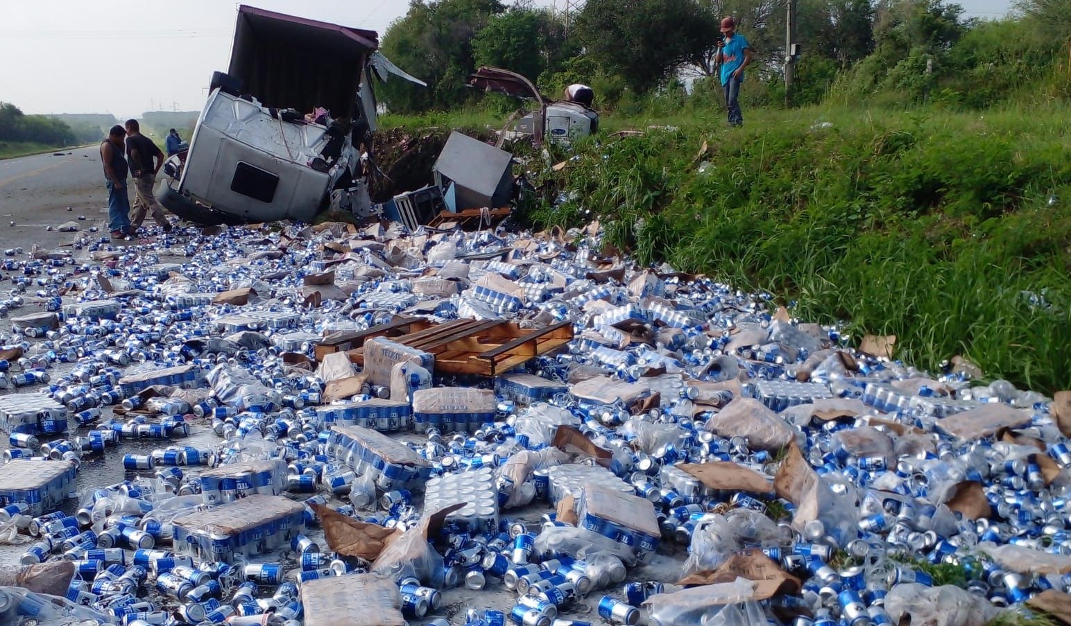Video: Roban cervezas tras volcadura de tráiler en Nuevo León.