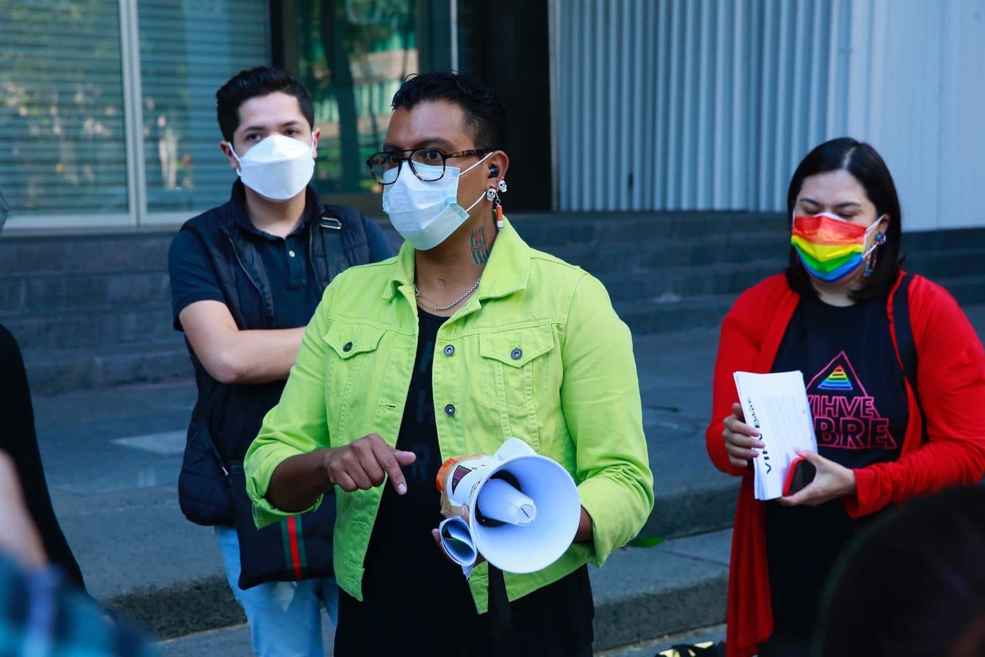 Activistas por los derechos de las personas portadoras de VIH protestan frente a las instalaciones del IMSS en CDMX (EFE)