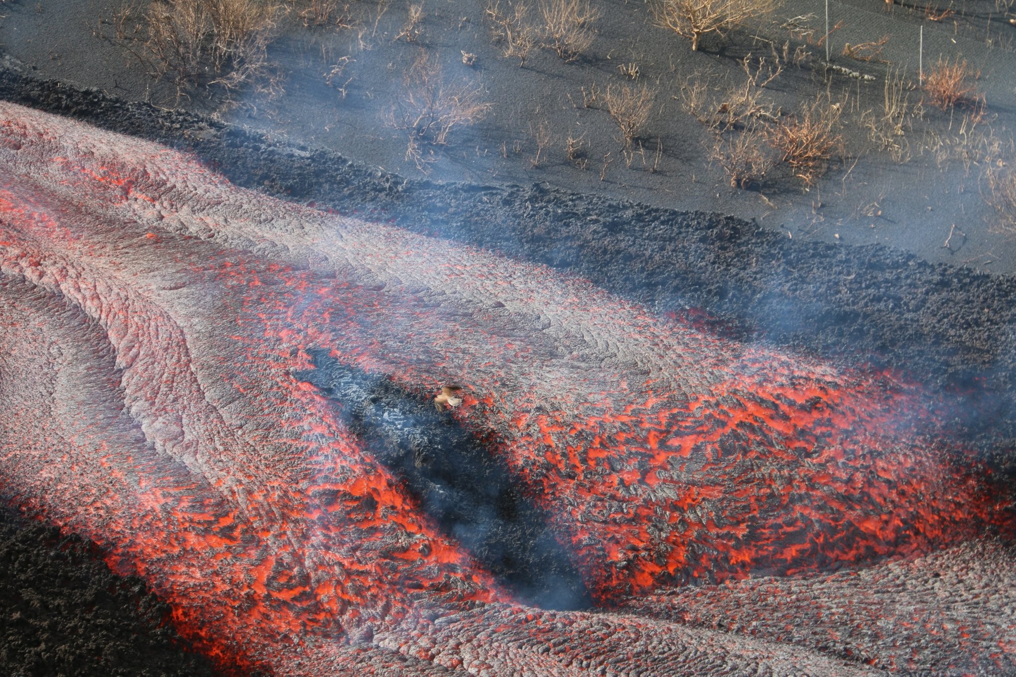 Volcán Cumbre Vieja en España expulsa nueva colada de lava sobre la isla.