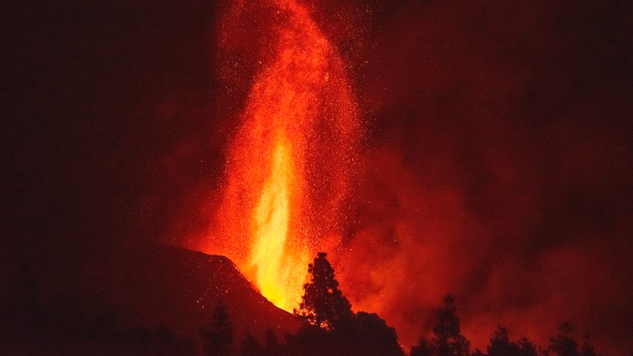 Erupción del volcán de La Palma se vuelve más agresiva; el caudal de lava aumenta