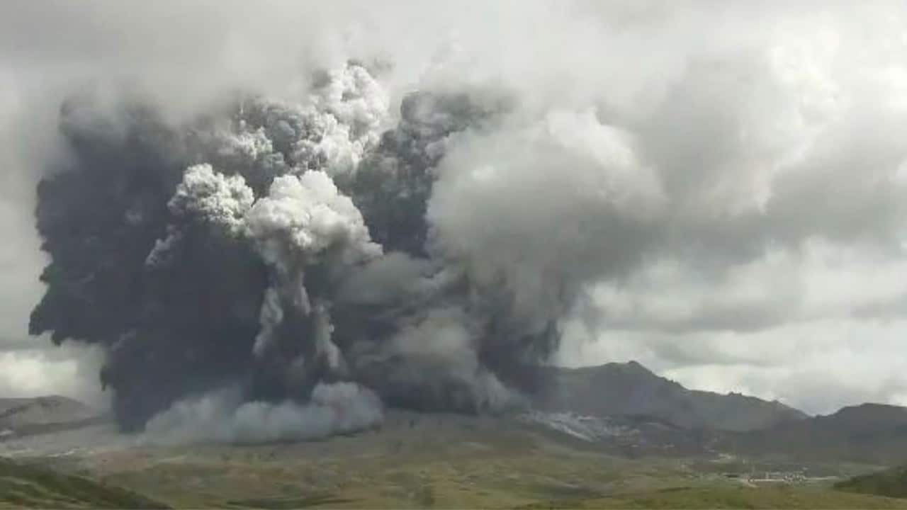 Volcán en el sur de Japón entra en erupción y expulsa enorme nube gris