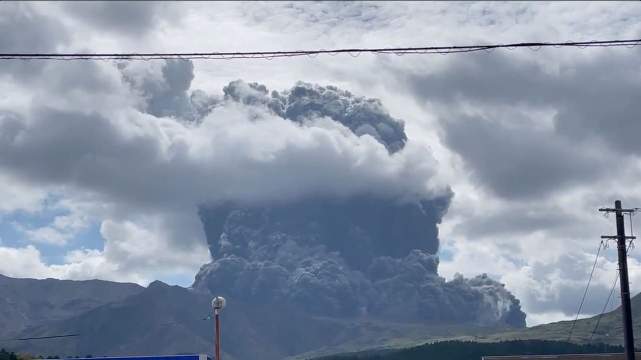 Volcán en el sur de Japón entra en erupción y expulsa enorme nube gris