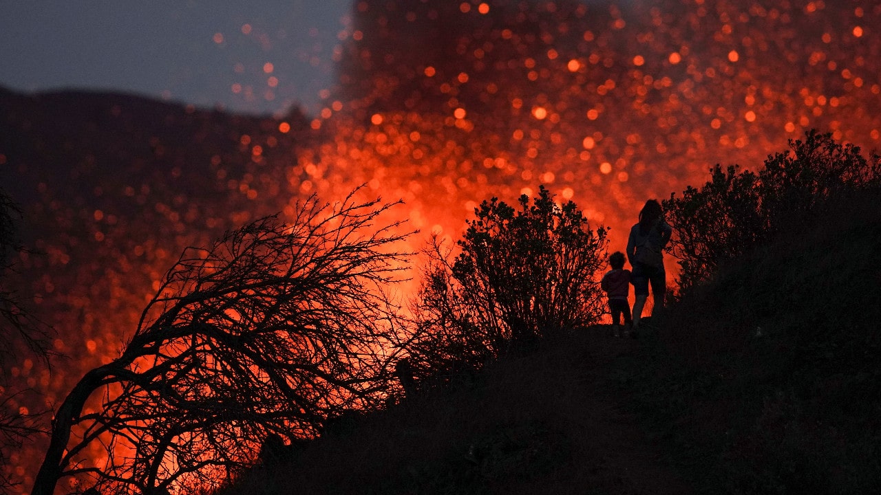 España ordena más confinamientos por erupción del volcán de La Palma