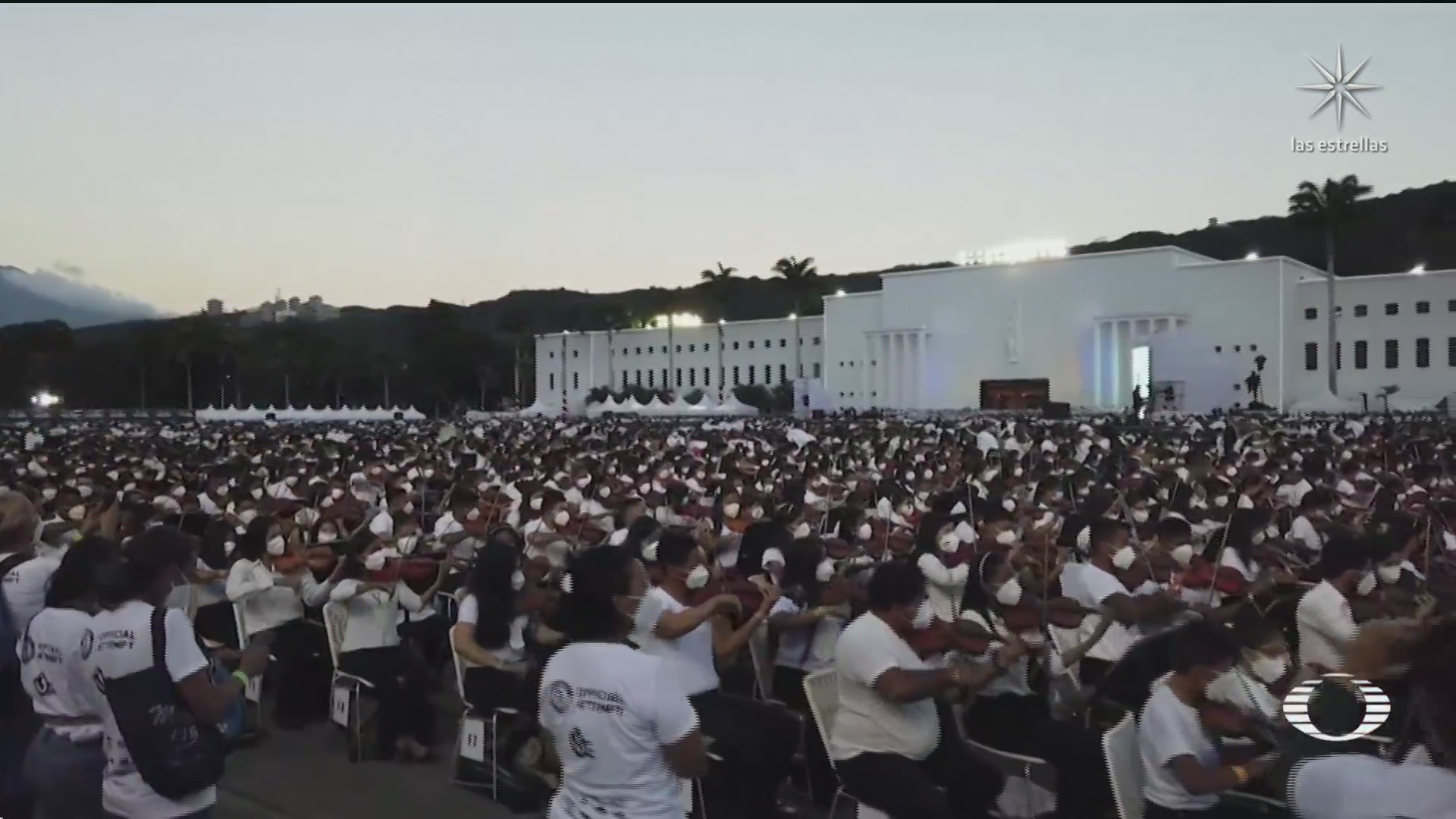 12000 musicos venezolanos interpretan la marcha eslava de tchaikovsky buscan el record guinness