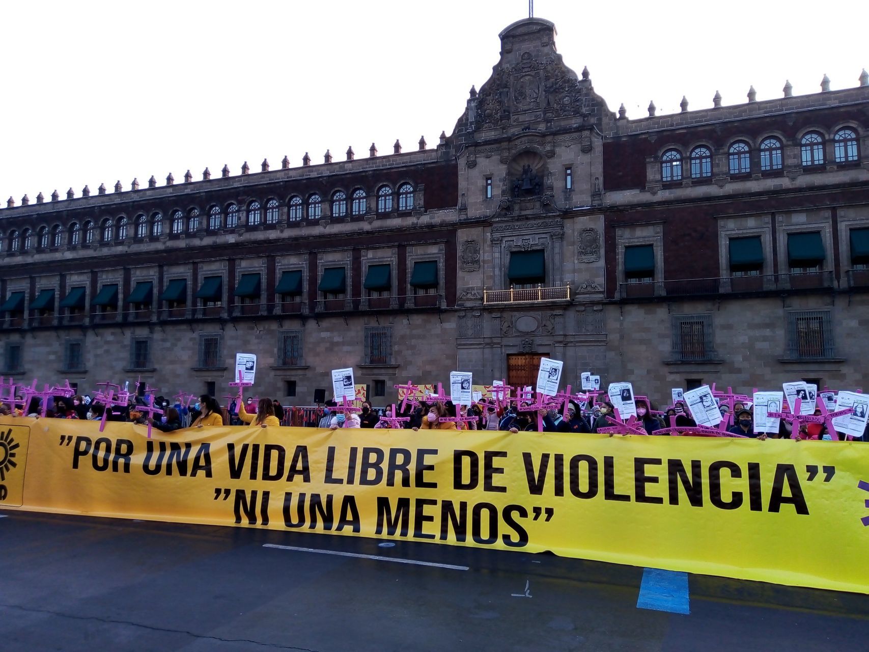 Blindan edificios de Reforma y Centro histórico por marcha del 25N en CDMX