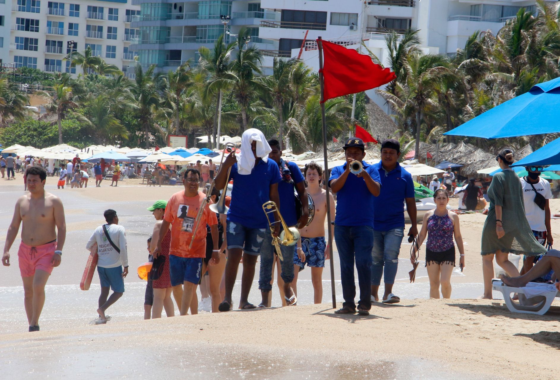 Se triplica basura en zona turística de Acapulco tras Día de Muertos