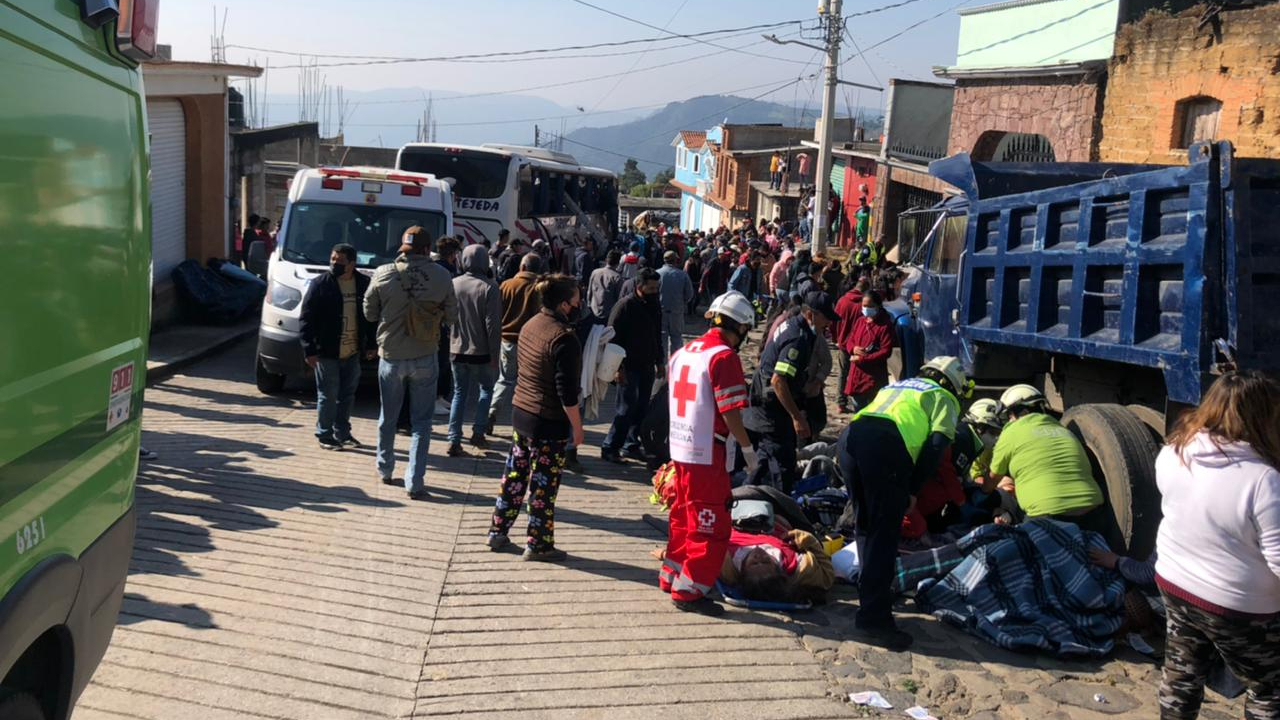 Autobús de pasajeros choca contra vivienda en Joquicingo, Estado de México; reportan 19 muertos