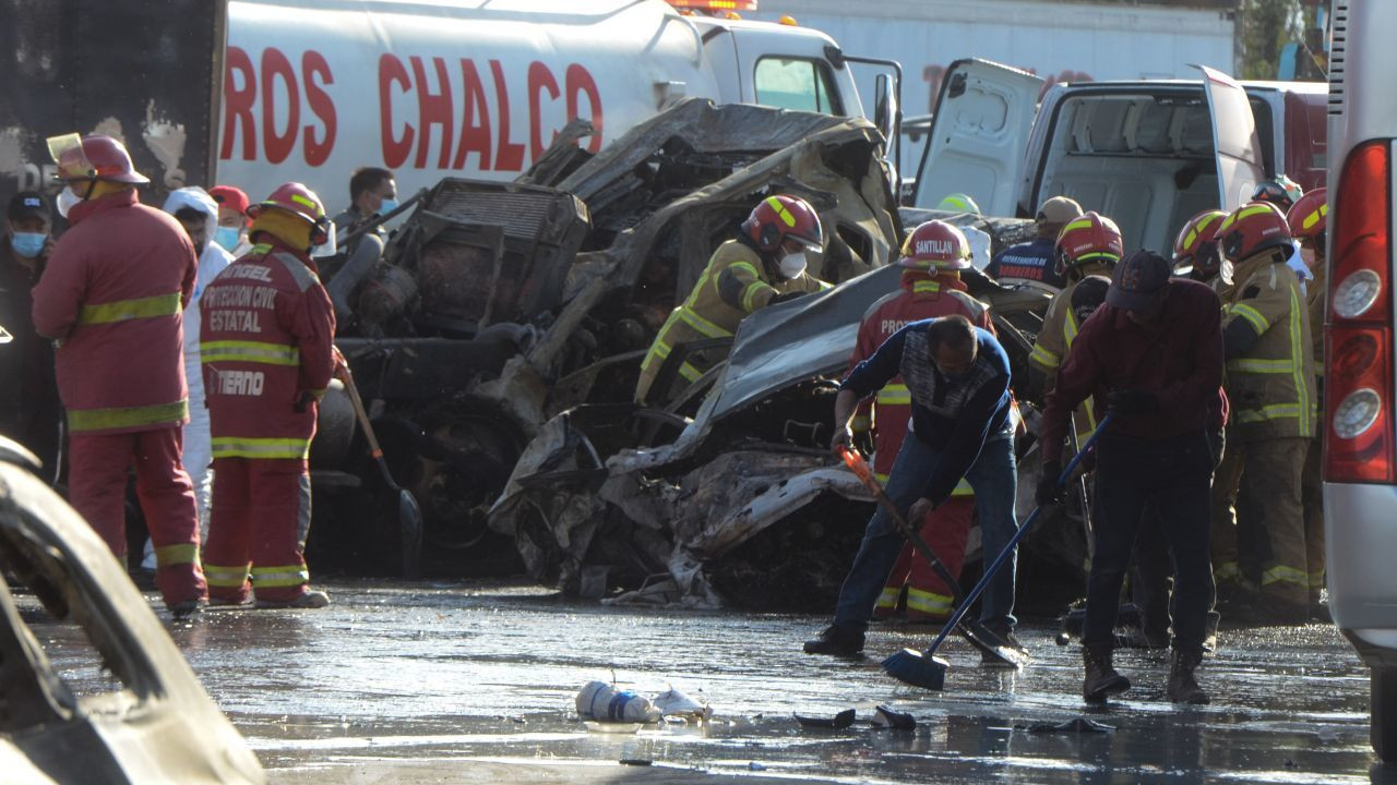 Inicia identificación de víctimas del accidente en la autopista México-Puebla