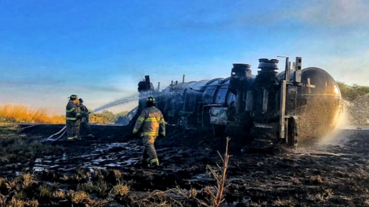 Pipa que transportaba diésel se vuelca y causa incendio en carretera libre de Colima-Guadalajara