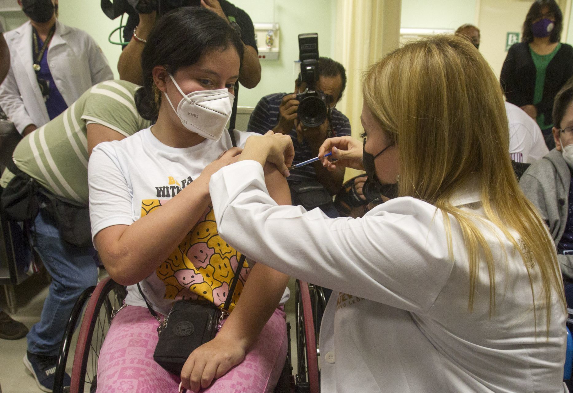 na adolescente con comorbilidades recibe la vacuna contra el Covid-19 en Monterrey.
