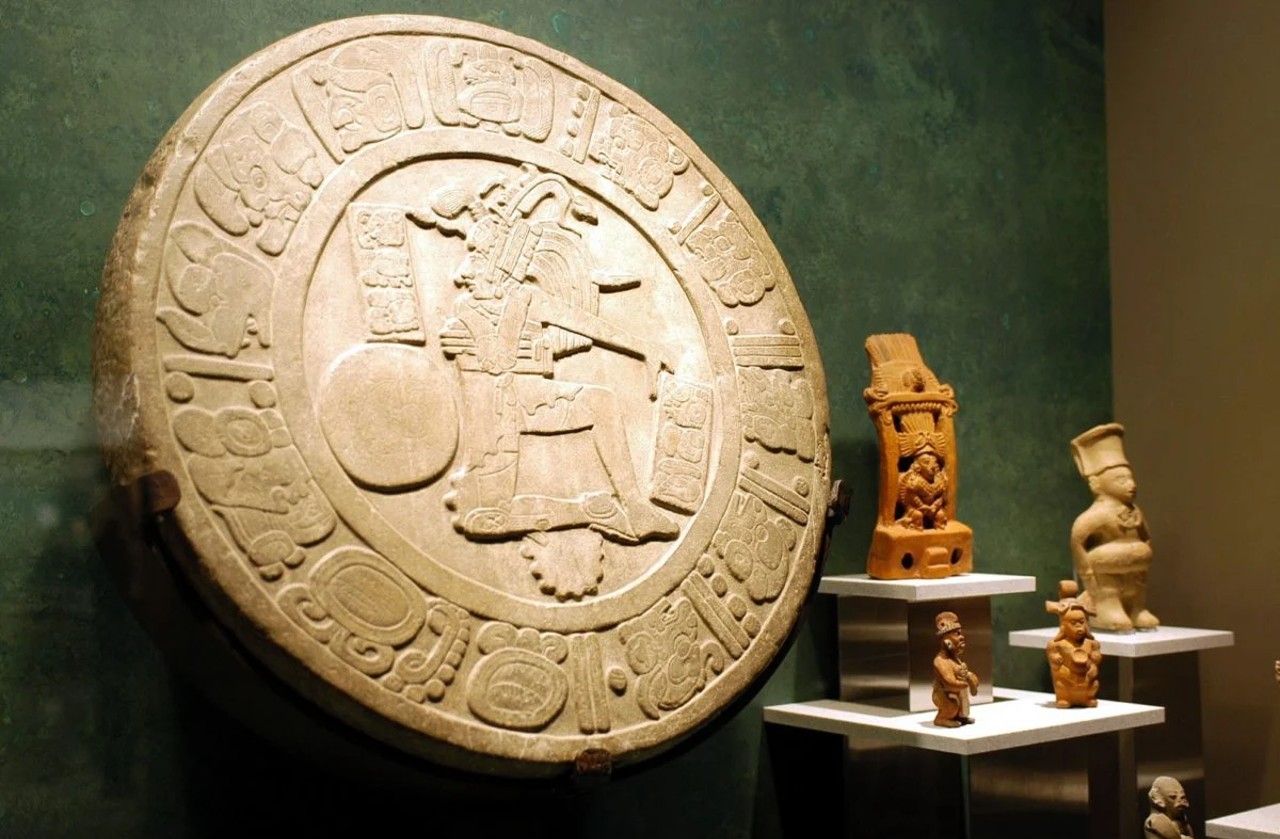 Alemania entrega a México y Guatemala varios objetos y esculturas mayas.