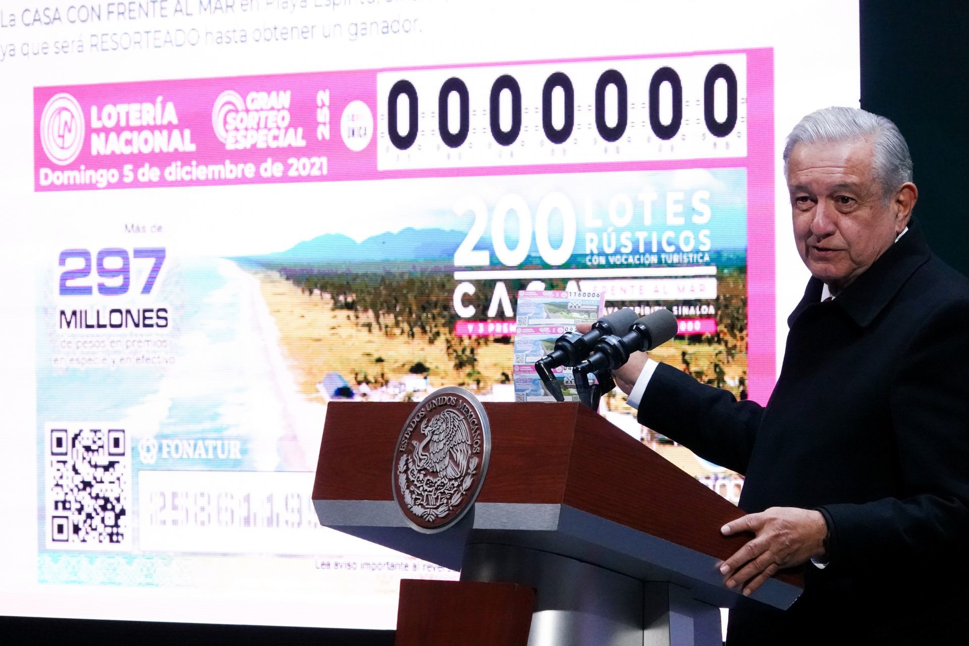 Andrés Manuel López Obrador presentó el nuevo billete del sorteo especial de Diciembre donde será rifada una casa frente a la playa, durante la conferencia de prensa matutina.