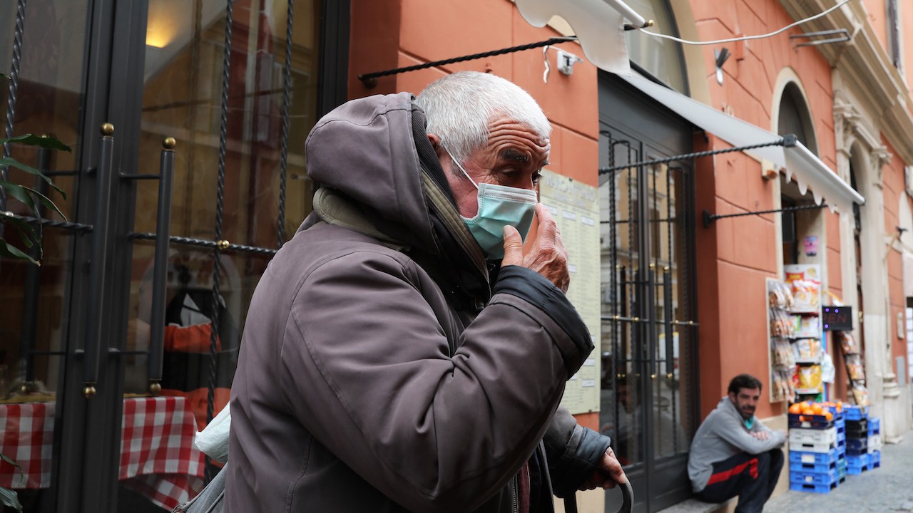Un adulto mayor en calles de Italia (Getty Images)