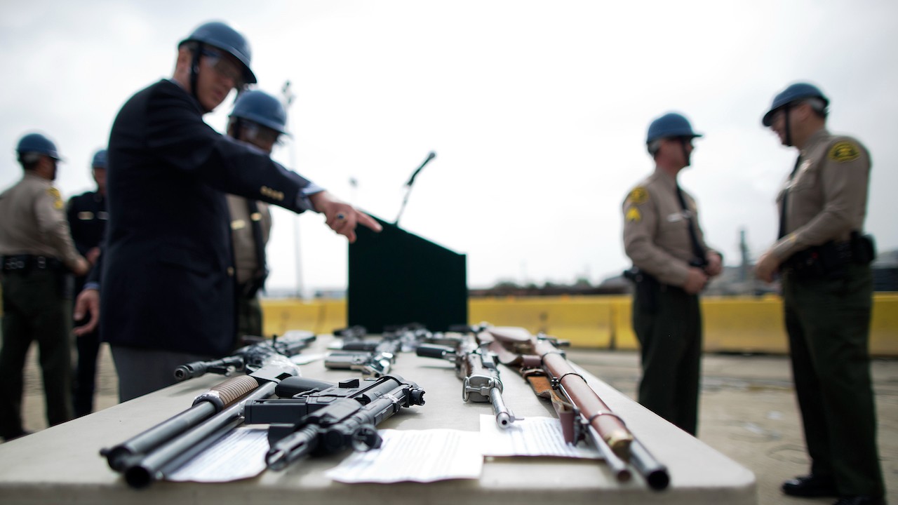 Funcionarios estadounidenses examinan armas confiscadas (Getty Images)