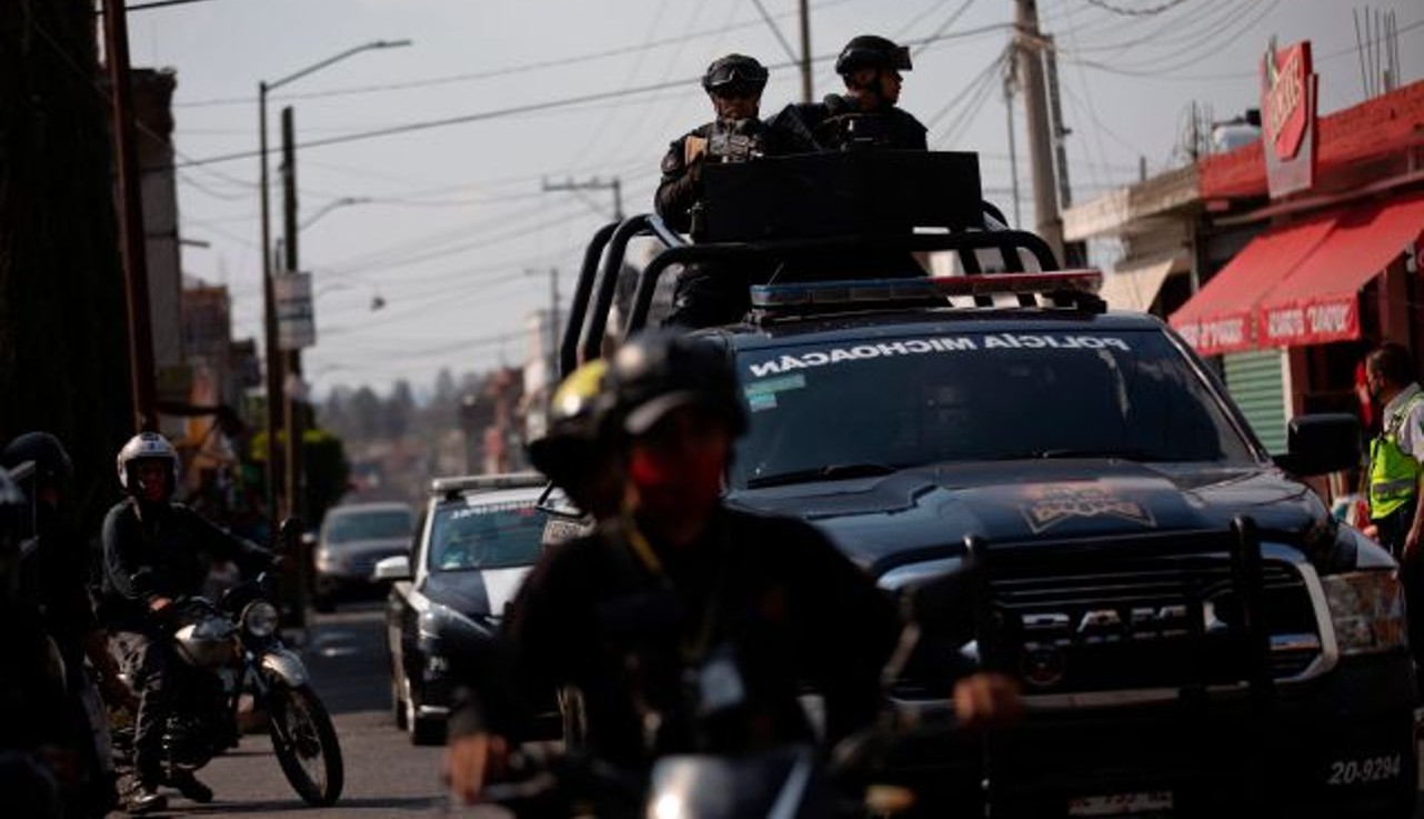 Asesinan a siete hombres en Michoacán; hallan sus cuerpos en un taxi.