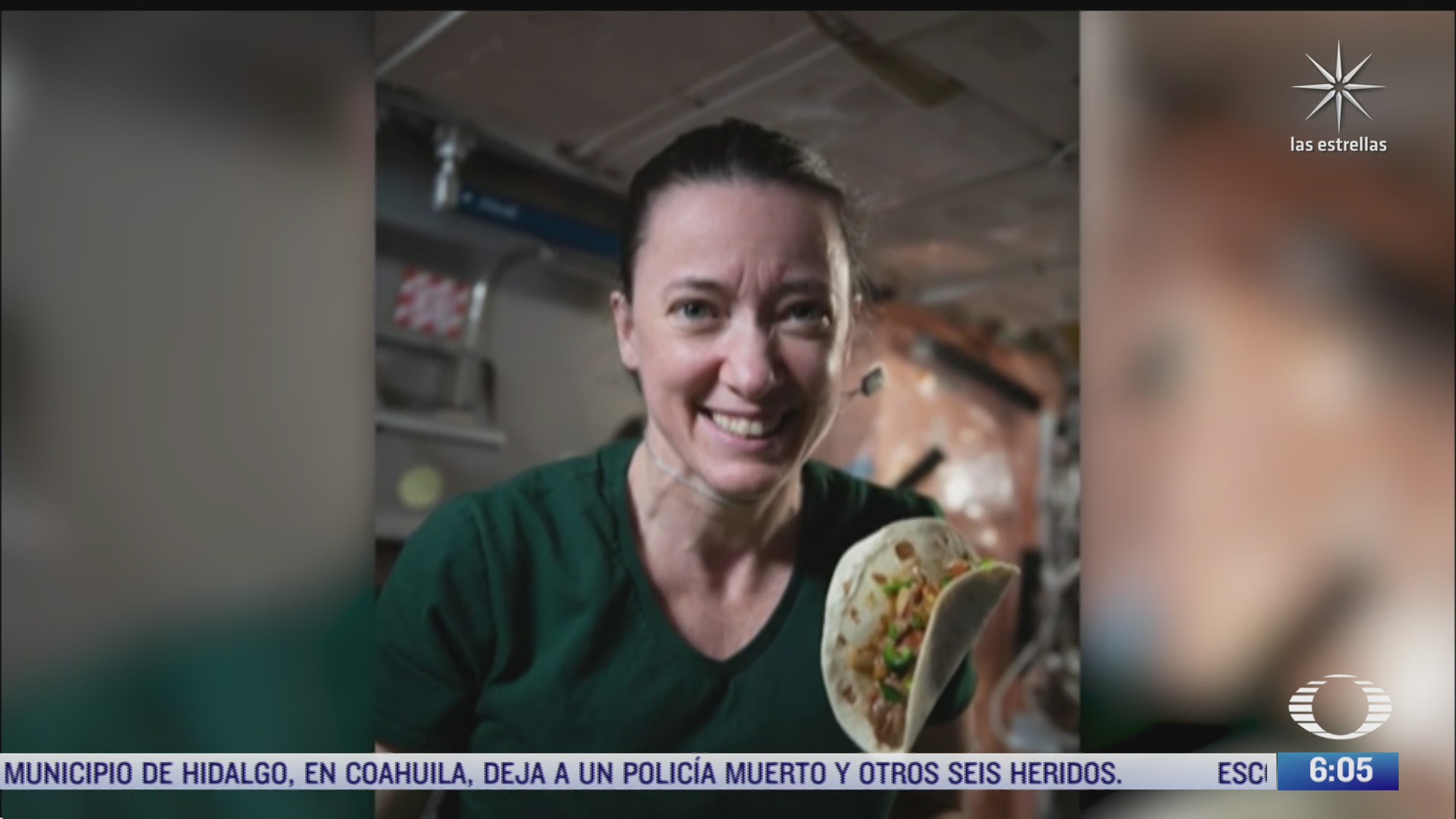 astronautas comen tacos con chiles en el espacio