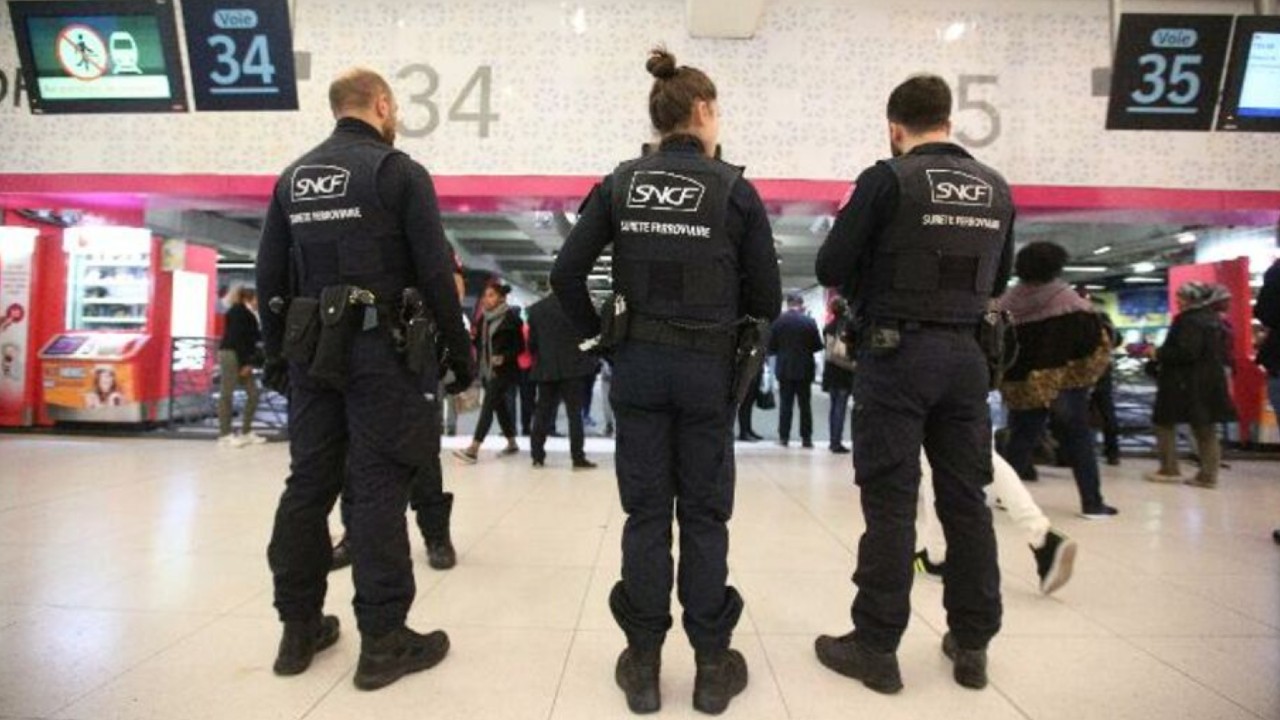 Un hombre ataca con cuchillo a policías en una estación de tren en París