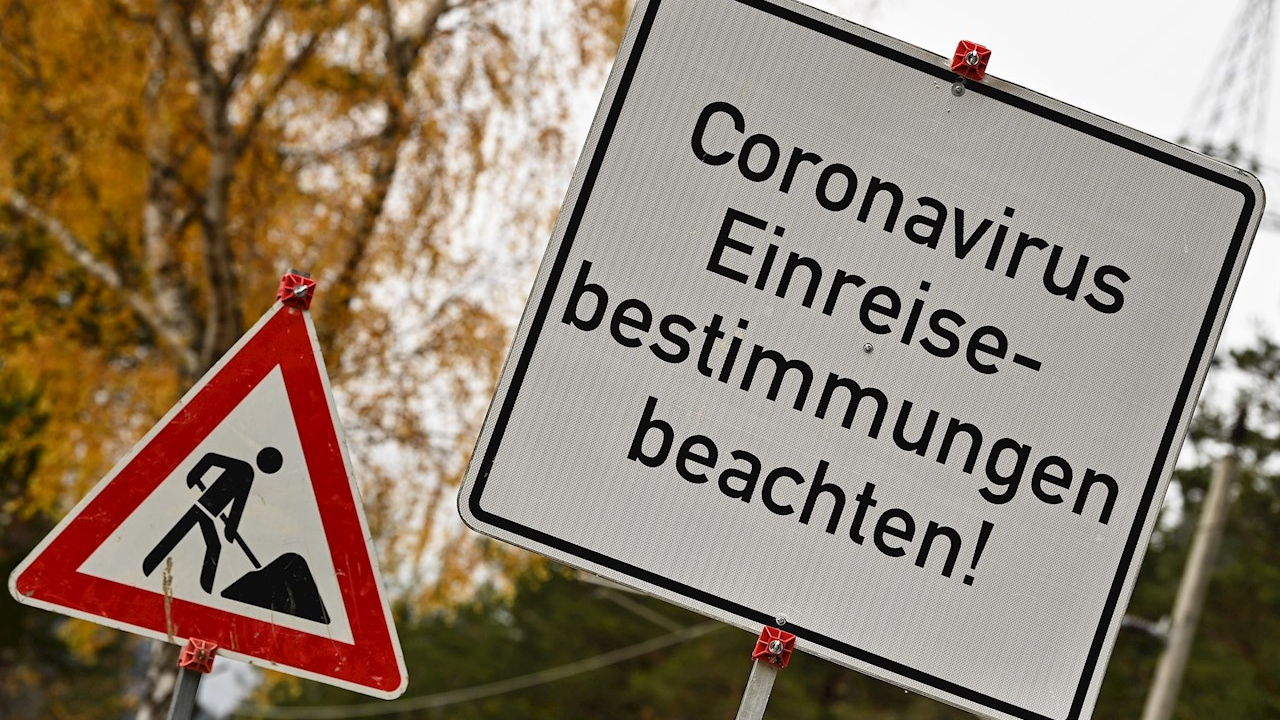 Una señal informa de las restricciones de movilidad por la covid en Scharnitz, Austria.