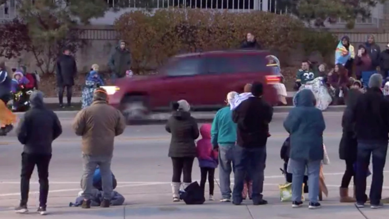 Varios heridos tras abalanzarse un auto contra desfile navideño en Wisconsin, EEUU