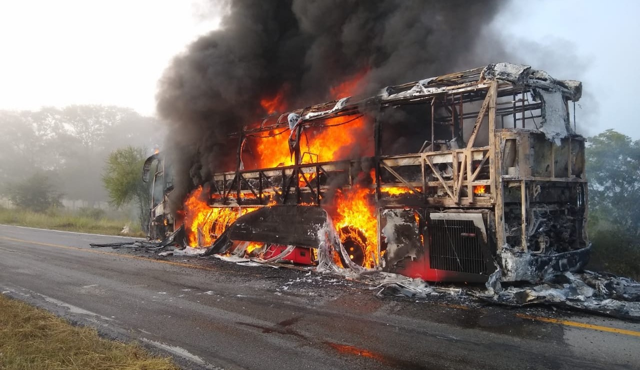 Autobús de pasajeros se incendia en Ciudad Valles, San Luis Potosí.