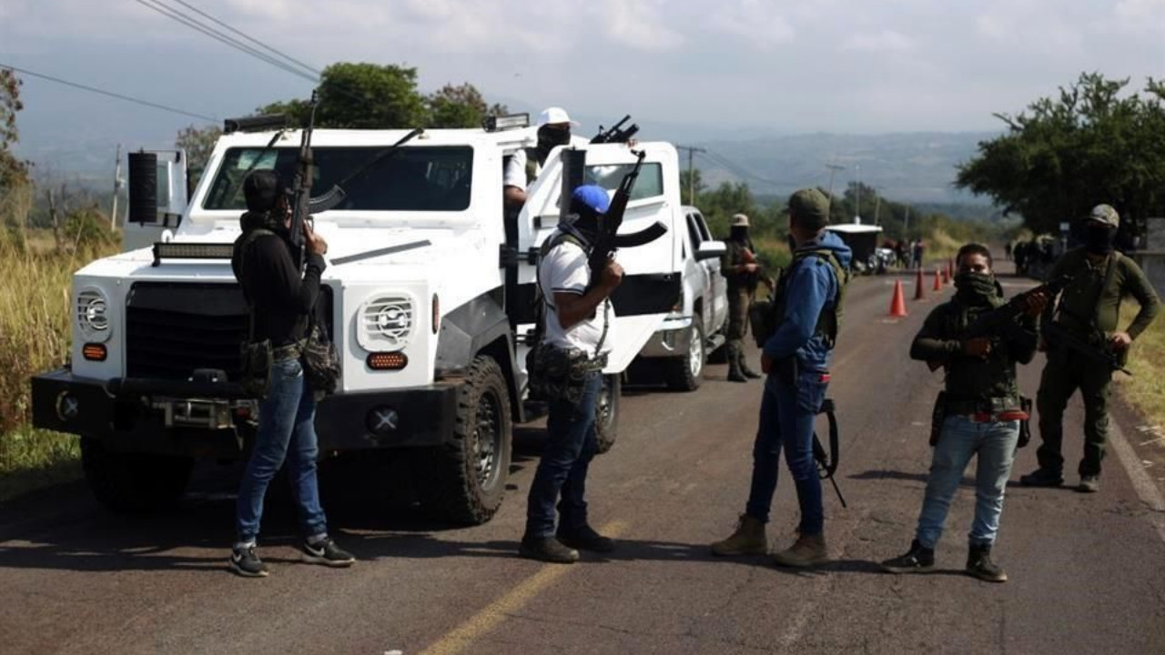 Autodefensas de Michoacán piden ayuda ante extorsiones a aguacateros.