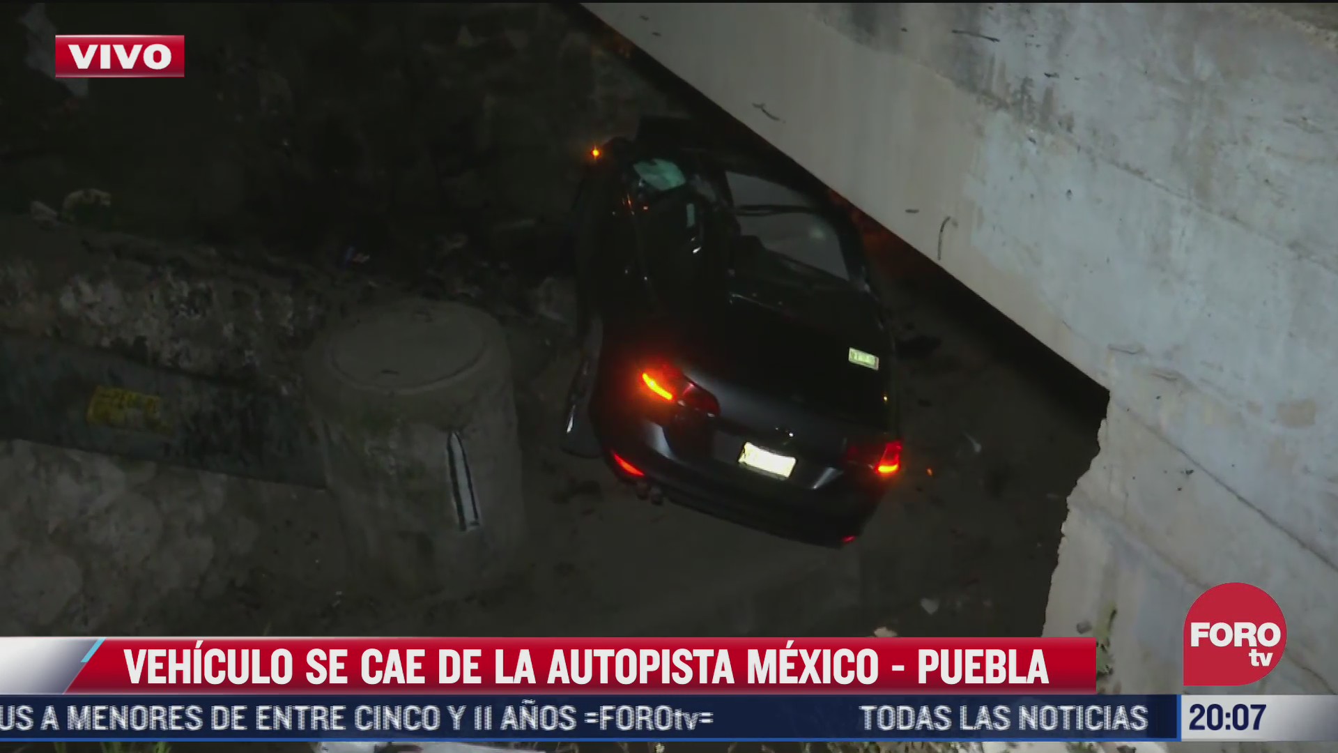 automovil cae de puente vehicular en la autopista mexico puebla