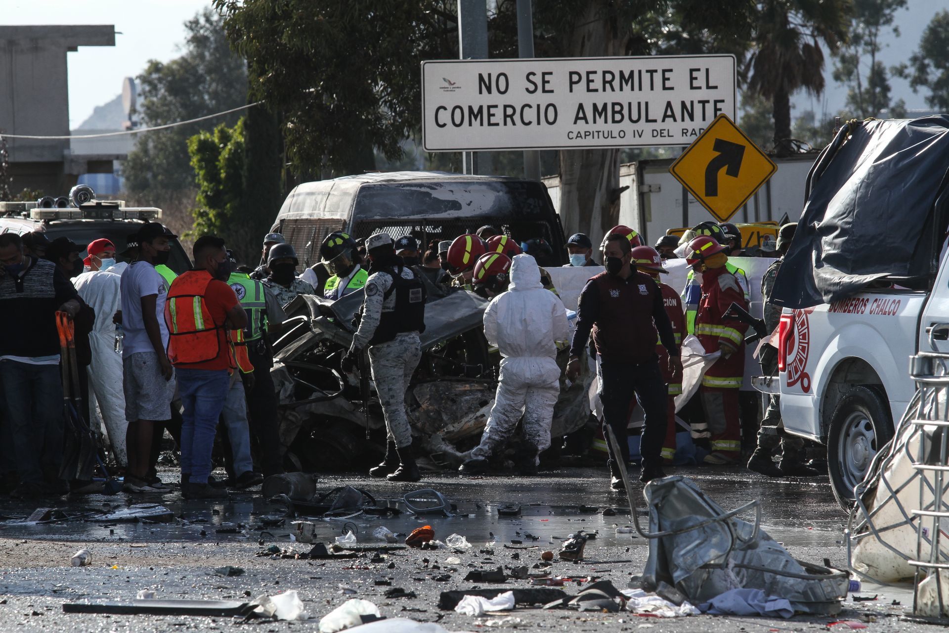 Accidente de un camión que transportaba químicos en la carretera San Marcos, dirección a la Ciudad de México (Cuartoscuro)