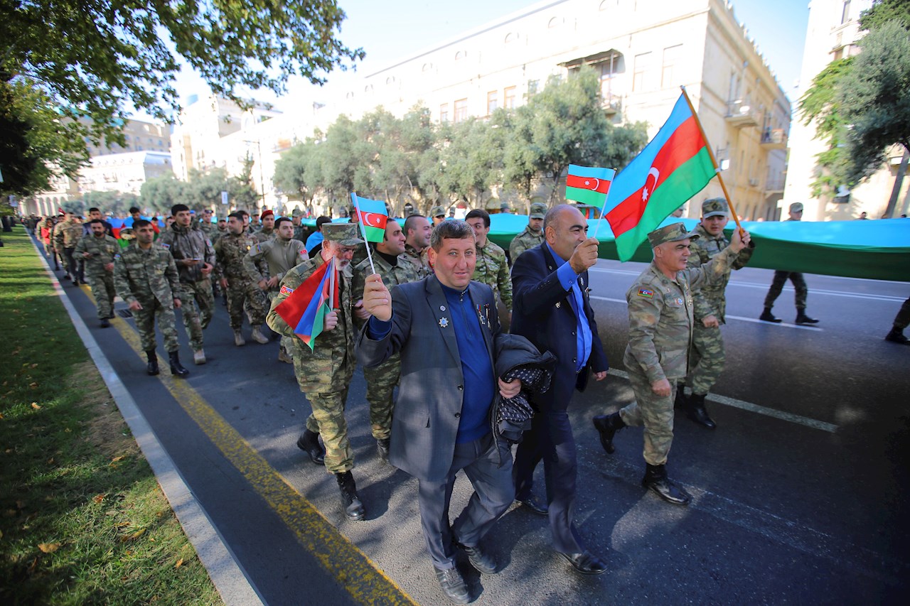 Azerbaiyán celebra victoria sobre Armenia en guerra por control de Nagorno Karabaj