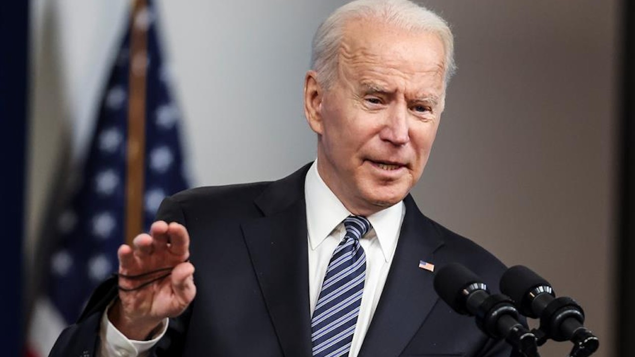 Biden planea reglas más estrictas para todos los viajeros por ómicron: The Washington Post