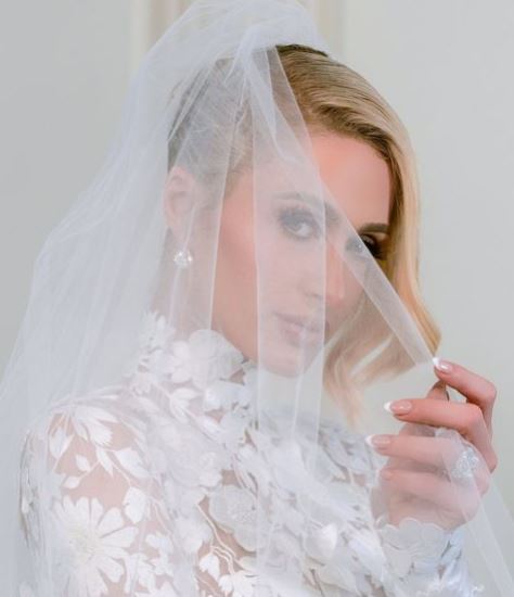 París Hilton se casó portando un vestido de encaje tradicional