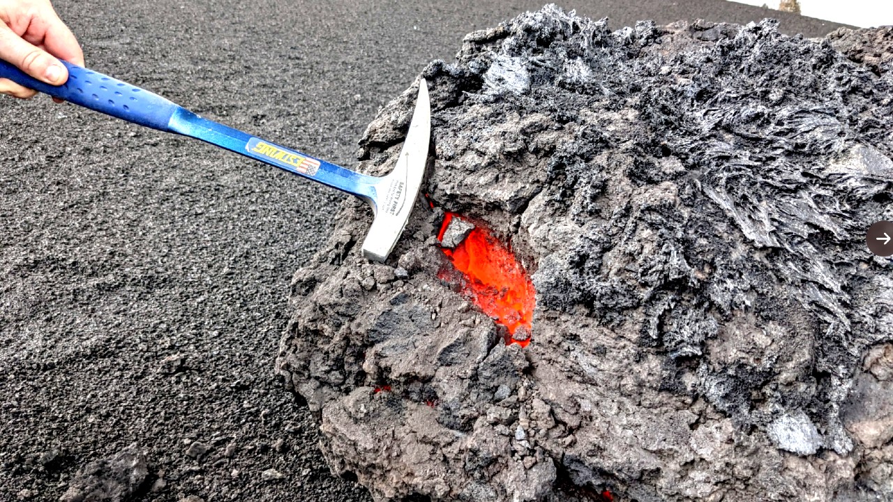 Volcán de la Palma expulsa grandes 'bombas de lava'