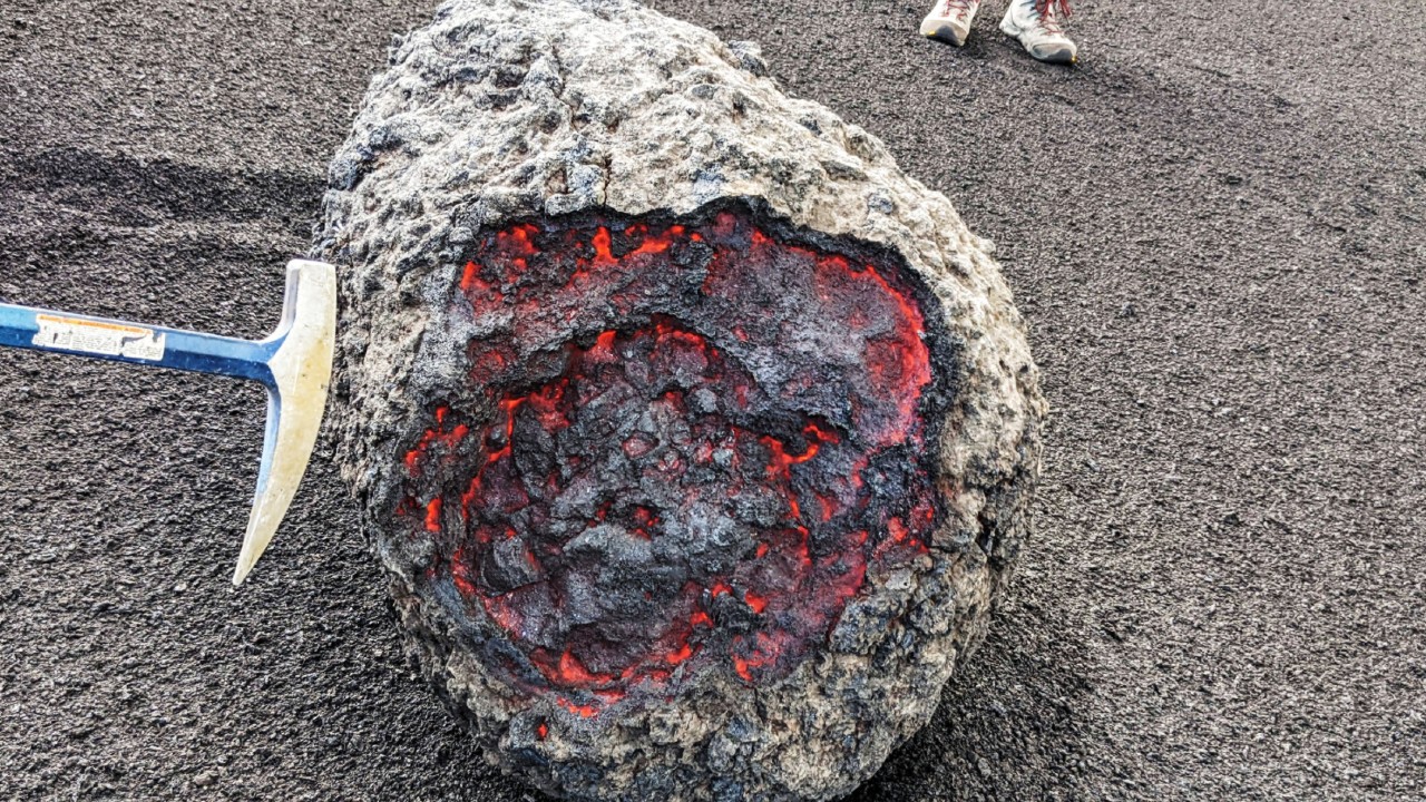 Volcán de la Palma expulsa grandes 'bombas de lava'