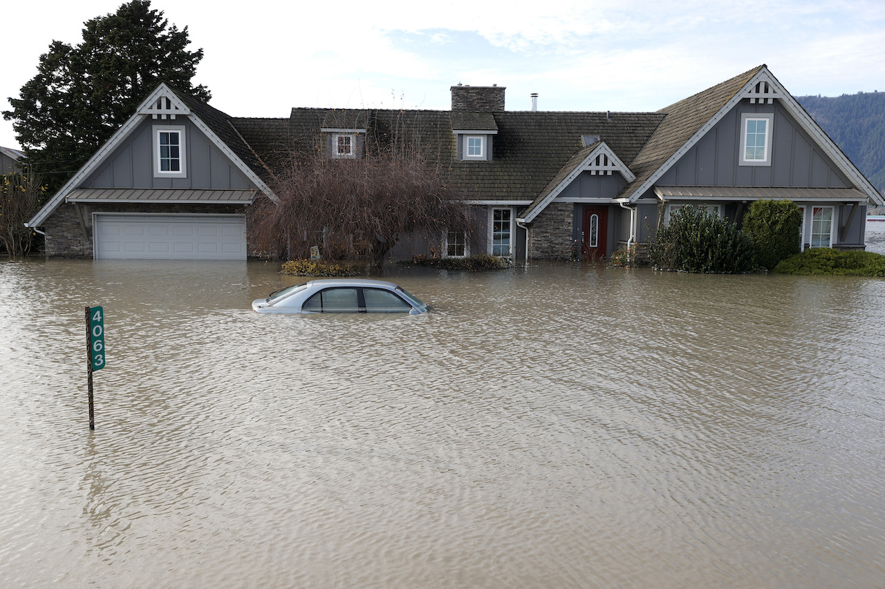 Una casa y un automóvil quedaron sumergidos tras inundaciones en Abbotsford, Columbia Británica (Getty Images)