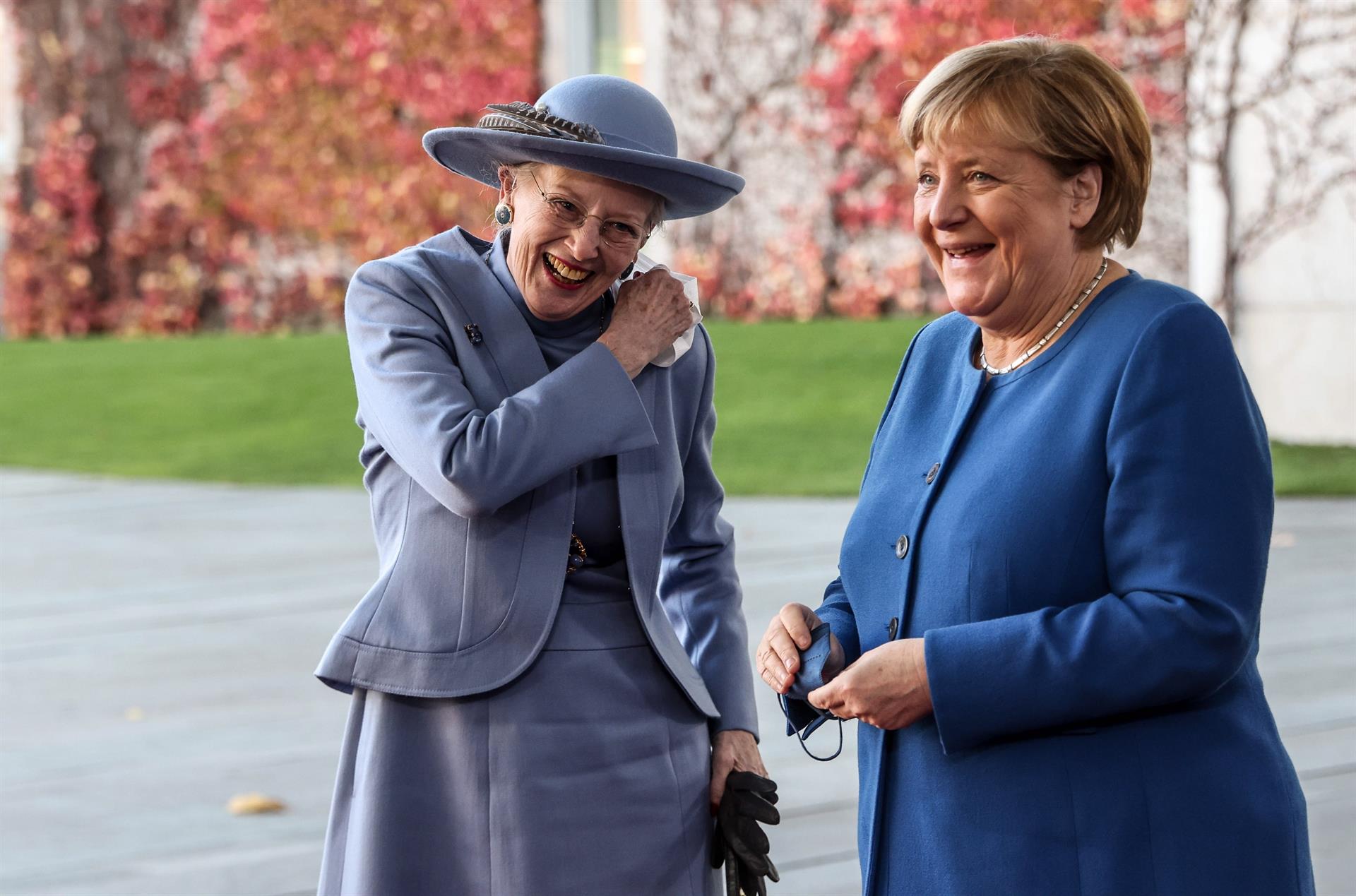 Reina Margarita de Dinamarca rechaza saludo de Angela Merkel