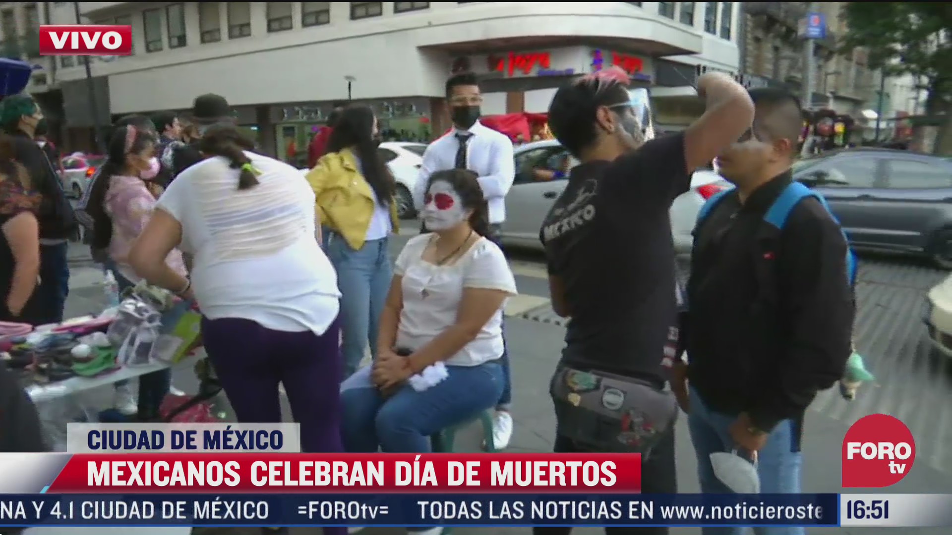 capitalinos disfrutan el dia de muertos sobre la avenida juarez