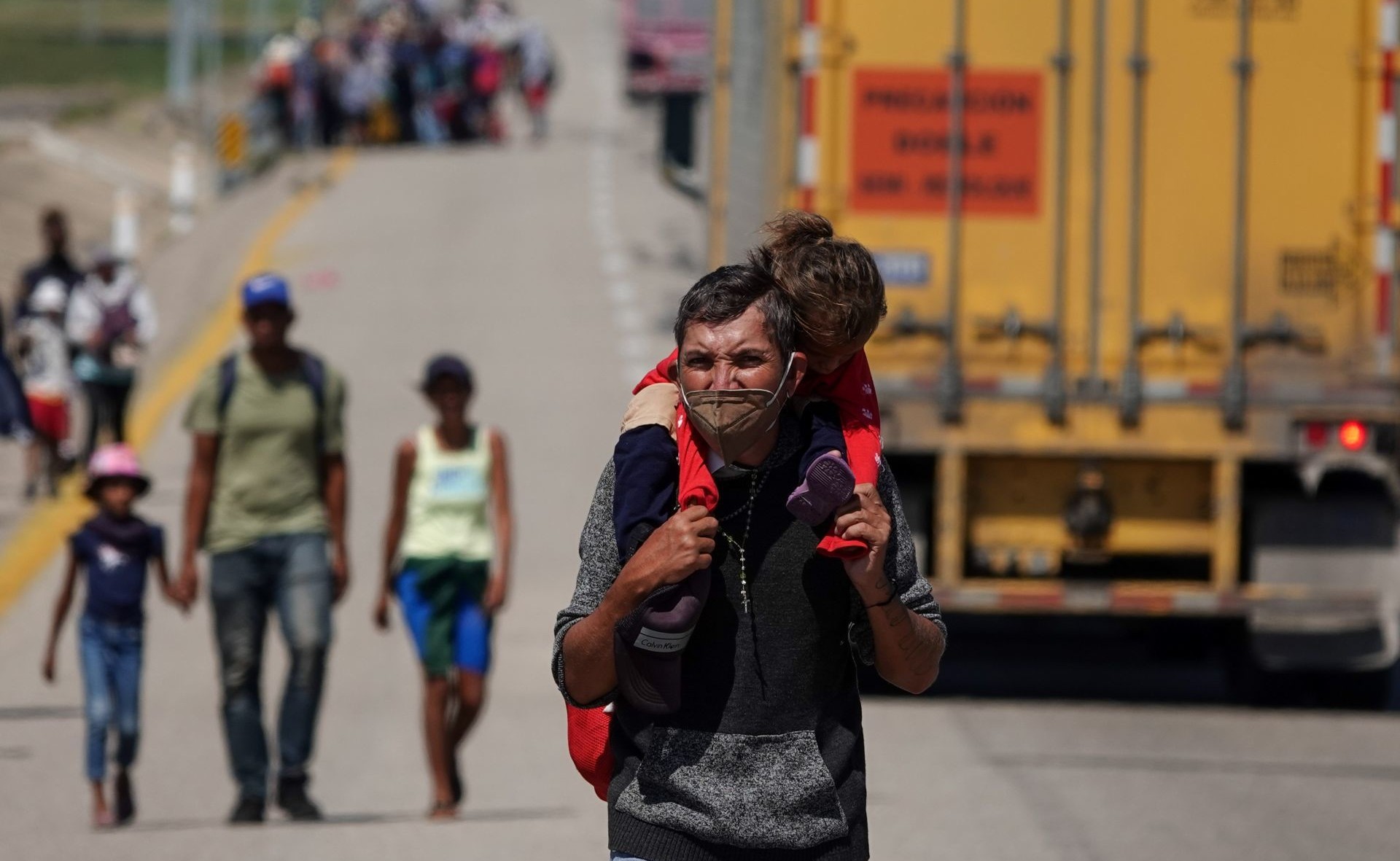 Caravana de migrantes cambia ruta en el sur de México