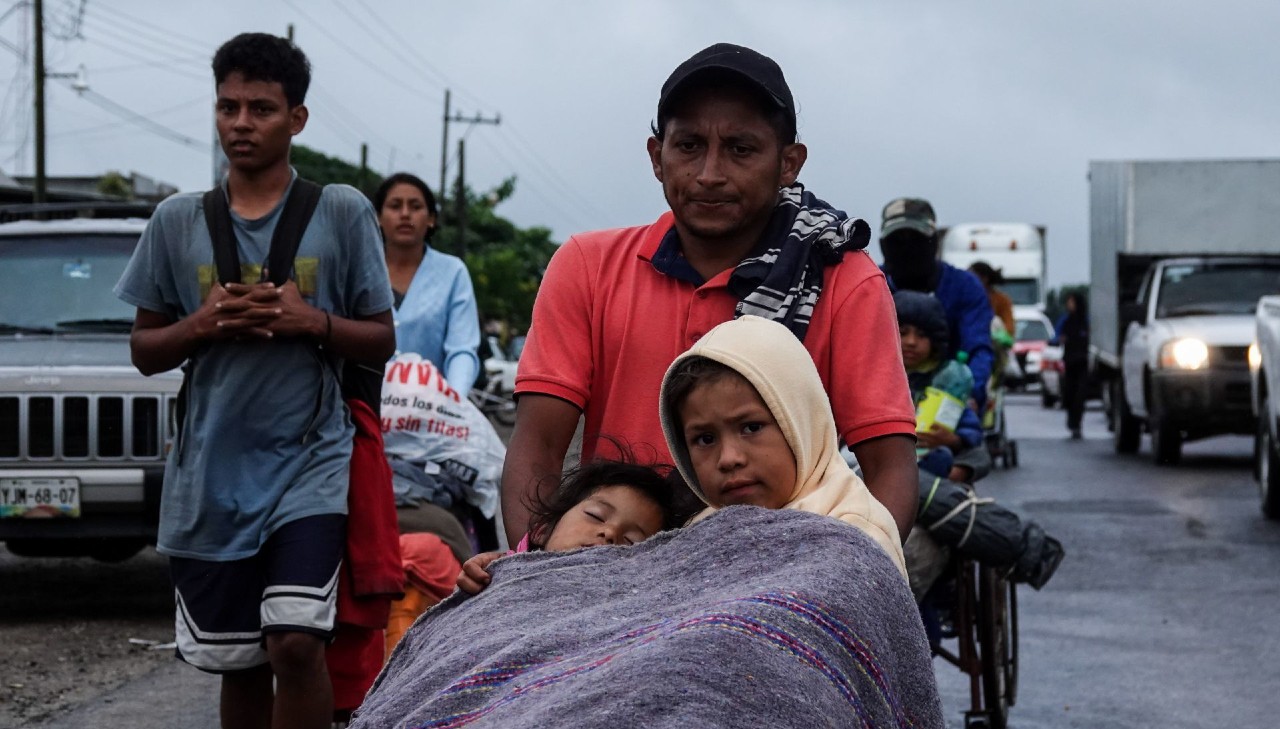 Caravana migrante llega a Sayula, Veracruz, después de un mes de recorrido.