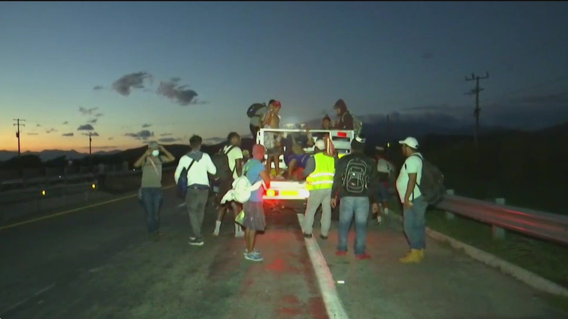 caravana migrante reanuda su camino rumbo a arriaga