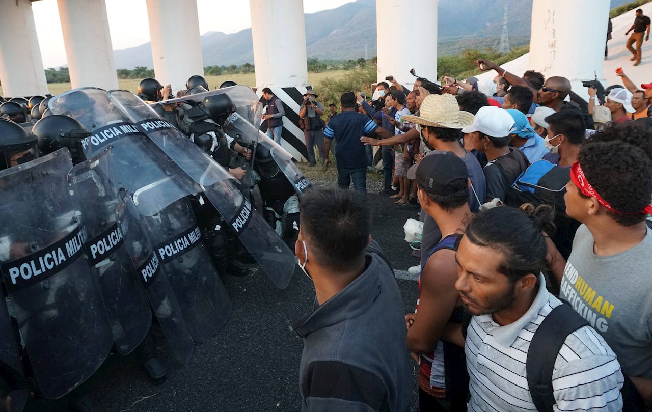 Caravana migrante se enfrentó a la Guardia Nacional en Oaxaca; se dirige a Veracruz