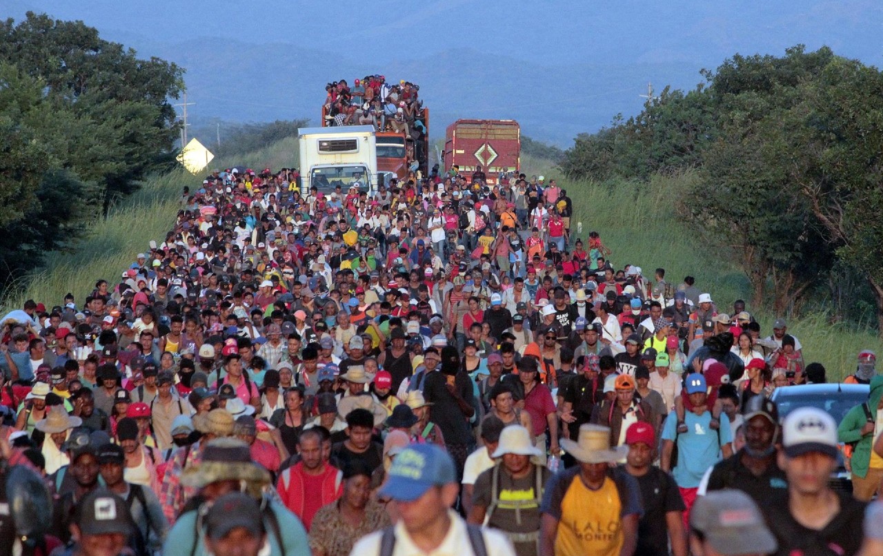 Caravana migrante vuelve a cambiar de rumbo y va hacia Oaxaca.