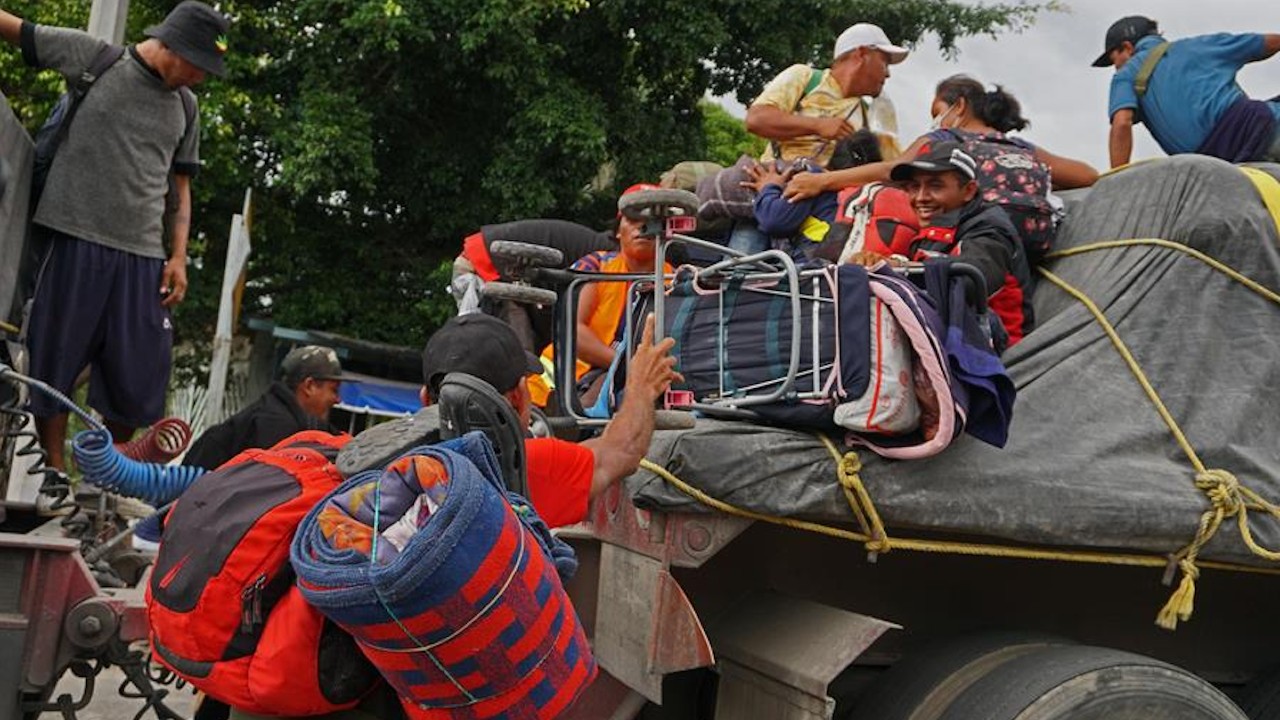 Caravana migrante avanza por Oaxaca; enfrenta altercados y bajas temperaturas por frente número 8