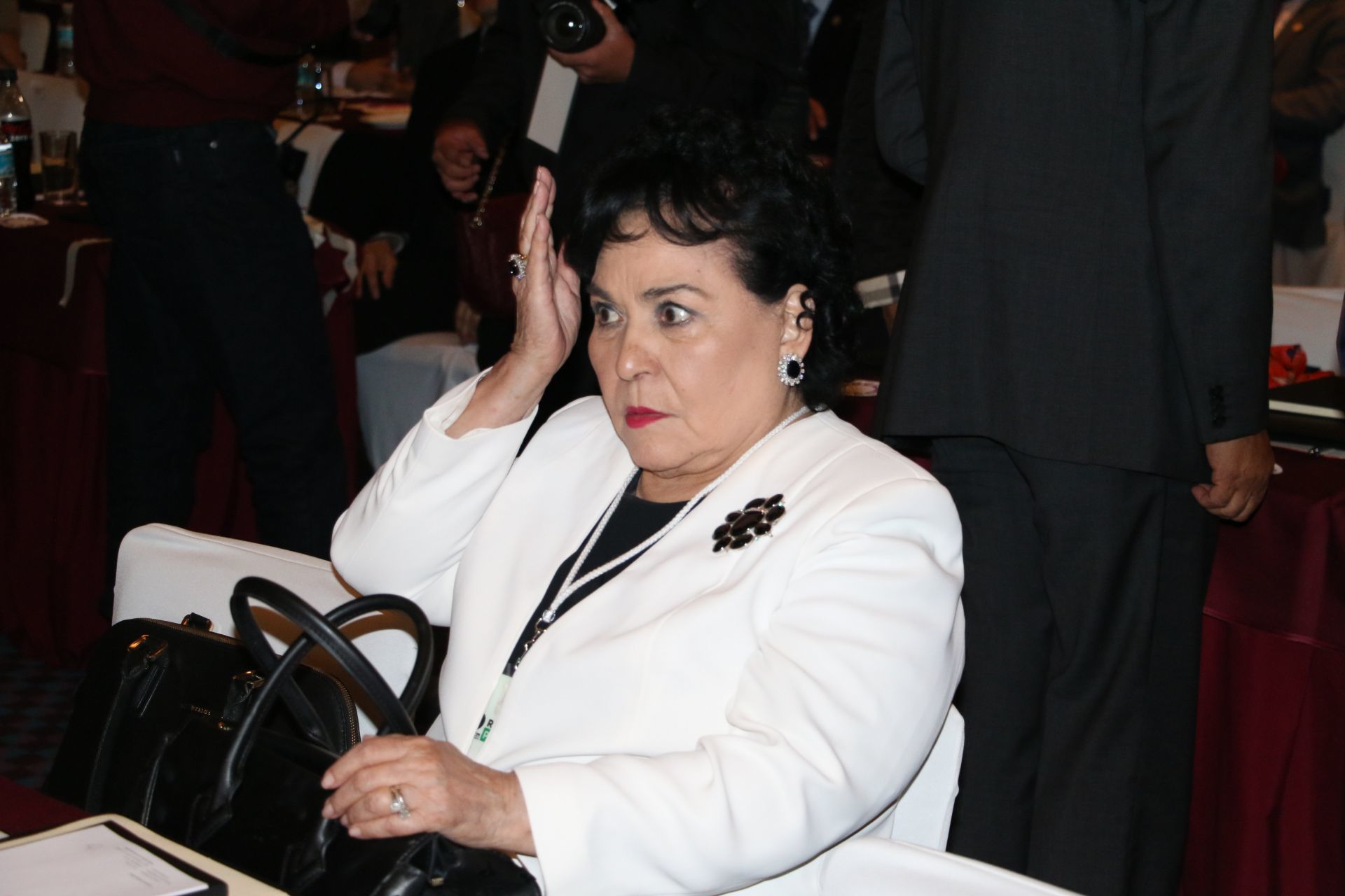 Carmen Salinas está delicada por un derrame cerebral, informa Nicandro Díaz
