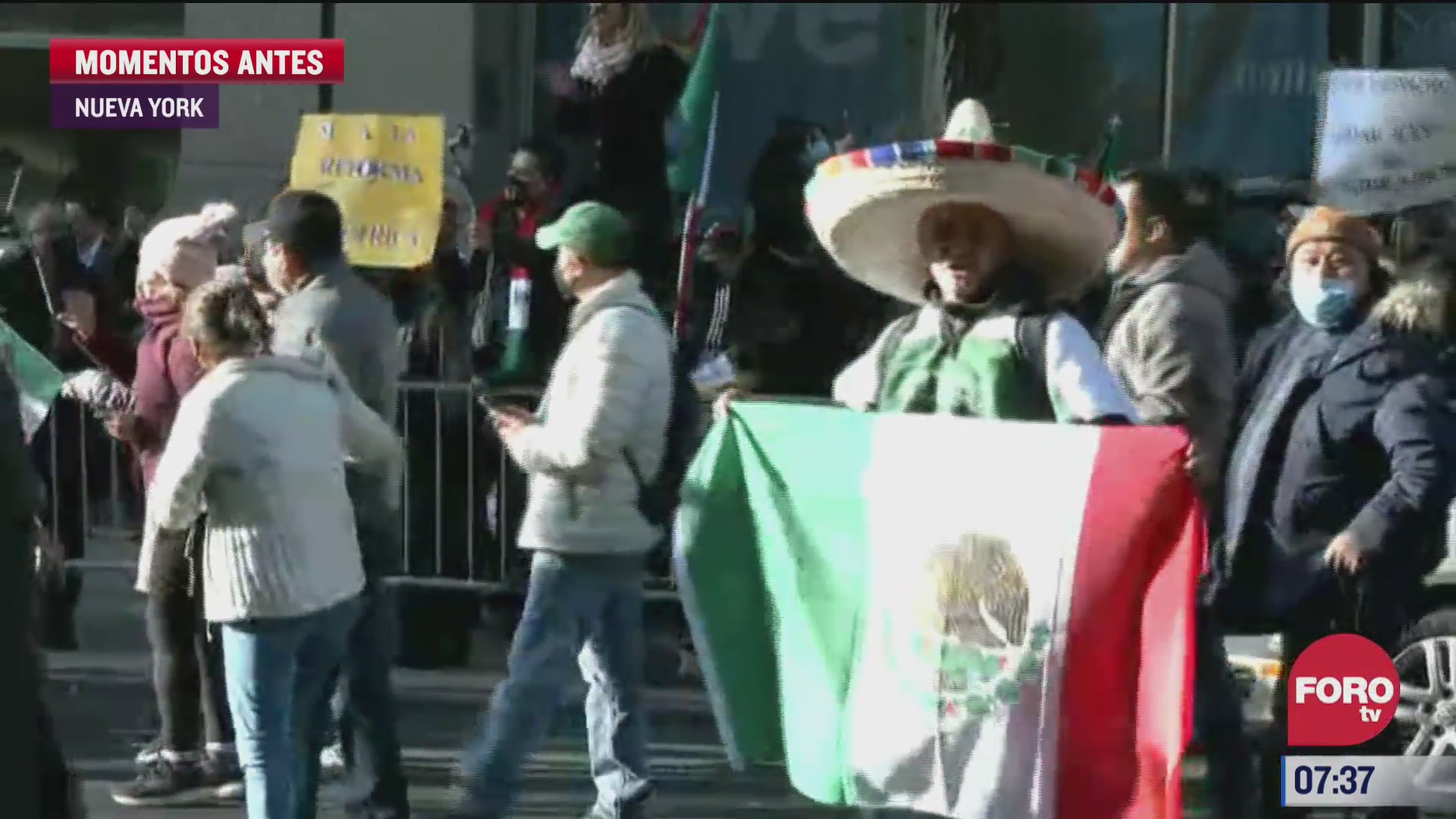 cientos de mexicanos con banderas saludan a amlo en nueva york